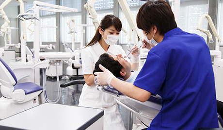 口腔内を診察し原因を診断